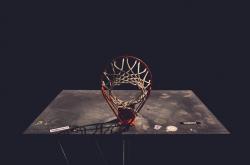 Ning迎来五赛季出色发挥，雄鹿观众热烈欢呼！引发球迷热议